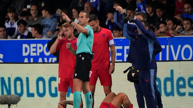 Isaac Romero, con muletas