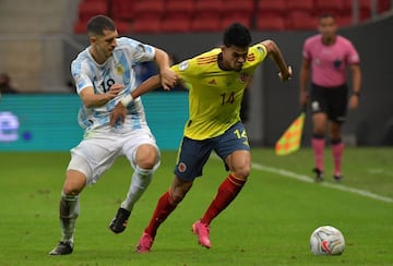 El encuentro terminó 1-1 tras los noventa minutos. Lautaro Martínez y Luis Díaz anotaron y la clasificación se definió desde los once pasos. Los de Scaloni se impusieron 3-2 y ahora jugarán la final ante Brasil. 