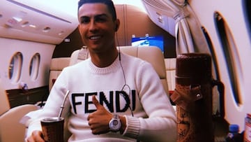 Duras críticas a Cristiano Ronaldo por un selfie en el viaje a Madrid.