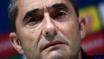 Barcelona&#039;s Spanish coach Ernesto Valverde looks on during a press conference on December 9, 2019 at the San Siro stadium in Milan, on the eve of the UEFA Champions League Group F football match Inter Milan vs Barcelona. (Photo by Miguel MEDINA / AFP