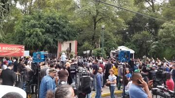 Los medios también asisten al sitio, grabando todo lo que ocurre.