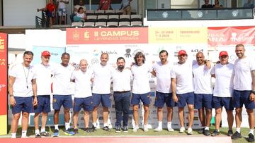 Gran elenco de Leyendas de España. El cuarto por la izquierda es Munitis.