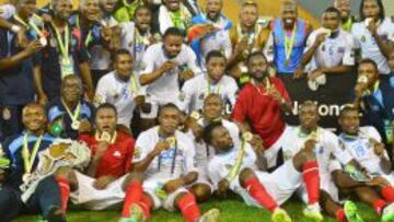 Los jugadores de Congo con las medallas de bronce
