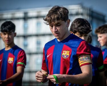 Su nombre le expone, inevitablemente, a unas expectativas altas. Llegó del Granada cuando tenía 14 años y los primeros meses fueron complicados, pues la adaptación siendo tan joven es difícil. En el Cadete A es el futbolista que maneja el tempo, dirige a sus compañeros y controla los partidos. Pedro se ha convertido en un interior 'made in La Masia', pero también puede cumplir como mediocentro.