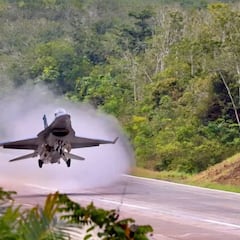 Ni China ni India: el país que está pensando en convertir carreteras de peaje en pistas de aterrizaje para sus cazas
