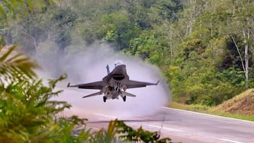 Ni China ni India: el país que está pensando en convertir carreteras de peaje en pistas de aterrizaje para sus cazas