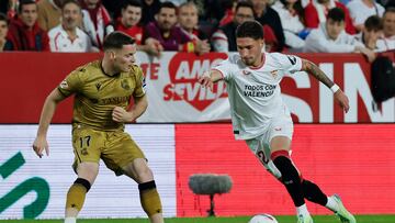 Carmona (derecha) ante la Real Sociedad.