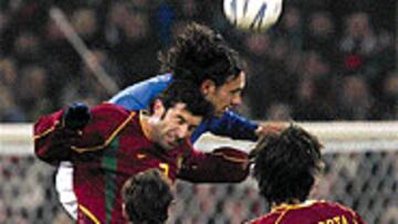 <B>MUCHA LUCHA</B>. Luis Figo y Alessandro Nesta pugnan por hacerse con el balón en el Luigi Ferraris.