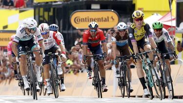 Peter Sagan y Mike Teunissen al cruzar la línea de meta
