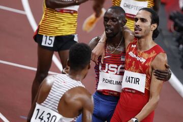 Katir se abraza a Paul Chelimo.