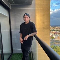 Debutó con 14 años, sonó en el Barcelona y hoy comienza a brillar en Chile: “Me gusta mucho el país”