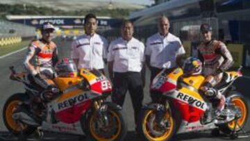 Márquez y Pedrosa junto a Shuhei Nakamoto, vicepresidente de HRC.