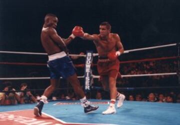 En julio de 1991 optó al Título Mundial de los Pesos Ligeros frente al boxeador Pernell Whitaker en el ring del Scope en Norfolk, Virginia (Estados Unidos). 
 