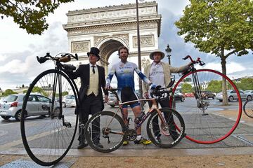 El ciclista británico Mark Beaumont (en el centro) posa junto al arco del triunfo después de llegar a París el pasado 18 de septiembre de 2017, para completar su viaje después de haber viajado alrededor del mundo en 78 días.
El aventurero británico Mark Beaumont mejoró las hazañas ficticias de Phileas Fogg - dando la vuelta al mundo en menos de 80 días en bicicleta. El escocés de 34 años estableció un nuevo récord mundial para circunnavegar el mundo en una bicicleta cuando llegó al Arco del Triunfo en París la noche del 18 de septiembre, 78 días después de partir del punto de referencia en el centro de la Francia capital.
