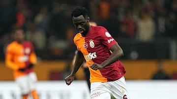 Davinson Sánchez en un partido de Galatasaray.