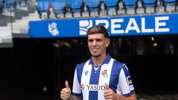 GRAFCAV5881. SAN SEBASTIÁN (ESPAÑA), 29/07/2024.- Presentación de Javi López como nuevo jugador de la Real Sociedad, durante un acto celebrado este lunes en el Reale Arena de San Sebastián. EFE/Juan Herrero