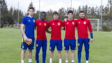 Unai Simón, Pape Cheikh, Aarón Caricol, Jorge Meré y Borja Mayoral posan para AS en El Rompido.
