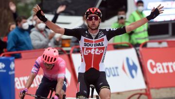 Tim Wellens celebra el triunfo tras cruzar la meta en Orense de la decimocuarta etapa de La Vuelta. 