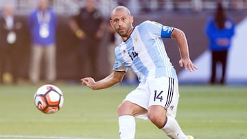 Jun 6, 2016; Santa Clara, CA, USA; Argentina midfielder Javier Mascherano (14) passes the ball against Chile during the first half during the group play stage of the 2016 Copa America Centenario at Levi&#039;s Stadium. Mandatory Credit: Kelley L Cox-USA TODAY Sports
 PUBLICADA 20/06/16 NA MA36 1COL