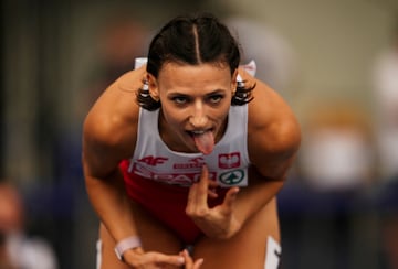 Anna Kielbasinska terminó exhausta después de su participación en la prueba de 200 metros femeninos en los Juegos Europeos que se están disputando en Silesia (Polonia). La fotografía es una muestra inequívoca de que el atletismo es un deporte muy exigente: la polaca terminó literalmente con la lengua fuera.