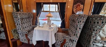 Al ms puro estilo ingls los pasajeros recorren los idlicos paisajes de la campi?a inglesa. En los vagones de British Pullman, totalmente restaurados, puedes tomar el t de las cinco, champn o disfrutar de exquisita gastronoma dirigida por los chefs con estrellas Michelin ms talentosos del pas. Un viaje en los que los pasajeros pueden elegir entre diversos itinerarios, en un tren que les transportara a la poca ms elegante de la realeza britnica.
