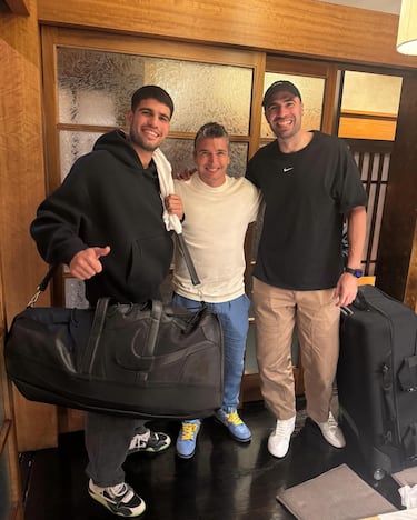 Carlos Alcaraz posa junto a Ruben Zrihen, jefe de tenis de la marca deportiva Nike, y Álex Ferreti.