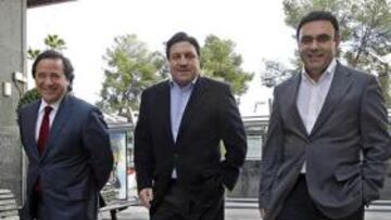 <b>EXULTANTES. </b>Tomás Alvarado,José Sepulcre y Antonio Rocamora, ayer en el centro de Elche.