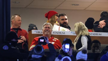 ORCHARD PARK, NEW YORK - JANUARY 21: Singer-songwriter Taylor Swift and Jason Kelce #62 of the Philadelphia Eagles talk in a suite as fans take pictures prior to the AFC Divisional Playoff between the Kansas City Chiefs and the Buffalo Bills game at Highmark Stadium on January 21, 2024 in Orchard Park, New York.   Al Bello/Getty Images/AFP (Photo by AL BELLO / GETTY IMAGES NORTH AMERICA / Getty Images via AFP)