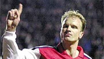 <B>NO, NO Y NO</B>. Bergkamp se niega a viajar en avión desde 1994.