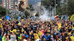 Las calles de Bogot&aacute; se visten de fiesta cada vez que juega Colombia. En la imagen, los aficionados cafeteros celebran el gol ante Senegal que meti&oacute; a su selecci&oacute;n en octavos.