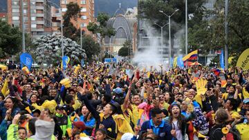 Las calles de Bogotá se visten de fiesta cada vez que juega Colombia. En la imagen, los aficionados cafeteros celebran el gol ante Senegal que metió a su selección en octavos.