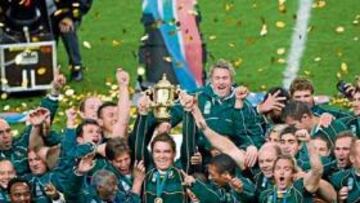 <b>SPRINGBOKS EN LA CIMA DEL MUNDO. </b>El capitán, John Smith levanta el trofeo William Webb Ellis, que convierte a los surafricanos en campeones del mundo de rugby.