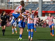 ALCALÁ DE HENARES (MADRID), 10/01/2026.- Jugadoras del Atlético de Madrid celebran durante el partido de liga femenina que enfrentó al Atlético de Madrid y la Real Sociedad, este sábado, en el centro deportivo Alcalá de Henares. EFE/J.J. Guillén