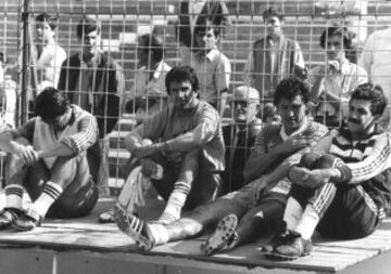 Juanito, entre Santillana y Valdano, descansa tras el entrenamiento. A la derecha del todo aparece García Remón.