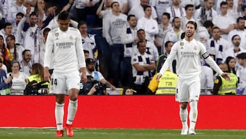 Ramos y Casemiro, abatidos tras el gol de Rakitic en el Clásico liguero.