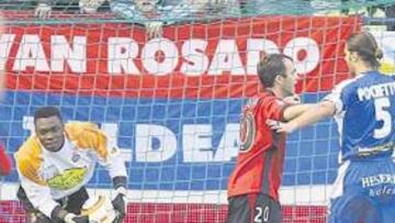 <b>DESAFORTUNADO. </b>Carlos Kameni no tuvo su tarde. Regaló el segundo gol y uno fantasma, como se aprecia en la secuencia de arriba.