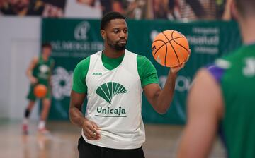 El técnico elogia a Melvin Ejim.