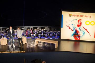 El emotivo homenaje a Iniesta