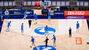 Los jugadores del Movistar Estudiantes calientan antes del partido frente al Ourense en el Movistar Arena.