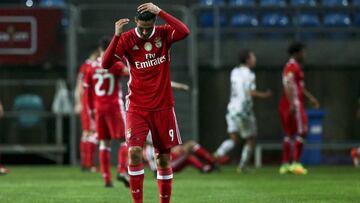 El delantero mexicano jug&oacute; 21 minutos en la sorpresiva derrota del conjunto dirigido por Rui Vitoria 3-1 ante el Moreirense.