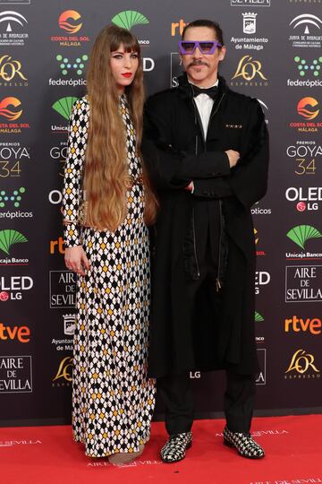 El actor Óscar Jaenada posa con un modelo de Dior.