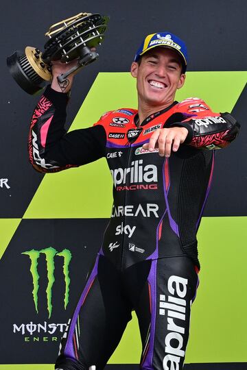 El piloto espa?ol celebra la victoria en Silverstone.
