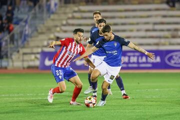 Sardinero trata de controlar un balón ante David Ramos,