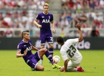 Danilo y Lamela disputando un balón.