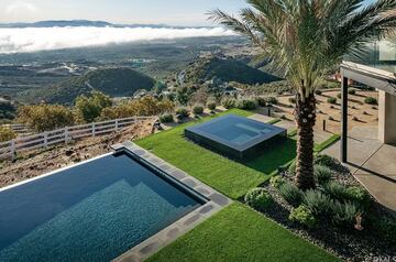 Piscina y jacuzzi. 