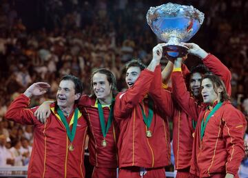 España conquistó su primera Copa Davis como visitante frente a Argentina, en la localidad de Mar del Plata. El equipo nacional, con la baja de Nadal por lesión, dio la sorpresa ante el fervor de la siempre pasional hinchada argentina. Feliciano y Verdasco