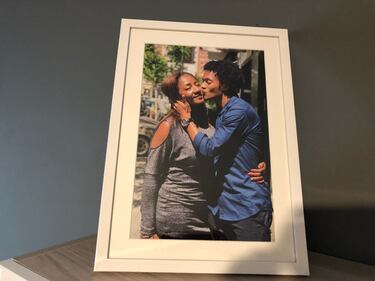 La fotografía con su hijo en la sala de la casa