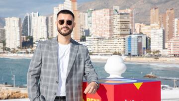 El artista David Afonso durante una rueda de prensa de los 16 artistas del Benidorm Fest 2025, en el Mirador del Castillo, a 27 de enero de 2025, en Benidorm, Alicante (España). Hoy comienza la semana del Benidorm Fest 2025, seis días que culminarán con la coronación de aquella o aquel que sucederá a la artista, Nebulossa y representará a España en Eurovisión 2025. La cuarta edición del Benidorm Fest promete una diversa variedad de ensayos, ruedas de prensa, programas previos y post, y tres galas. Las semifinales serán el día 28 y 30 de enero, y la gran final se celebrará el día 1 de febrero.
27 ENERO 2025
Joaquín Reina / Europa Press
27/01/2025