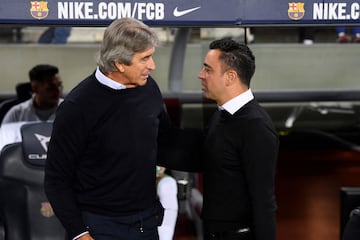 Manuel Pellegrini y Xavi Hernández, entrenadores del Betis y Barcelona respectivamente.