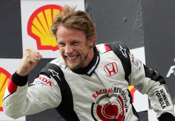 Una de las características que ha acompañado a Jenson Button durante su larga carrera en el Mundial de Fórmula 1 ha sido su capacidad para adaptarse a las condiciones cambiantes de una carrera. Precisamente, con estas premisas, el británico logró su primera victoria en el Mundial, y de paso también para Honda en su cuarto regreso a la competición, en un confuso GP de Hungría 2006 donde Pedro de la Rosa logró su único podio.